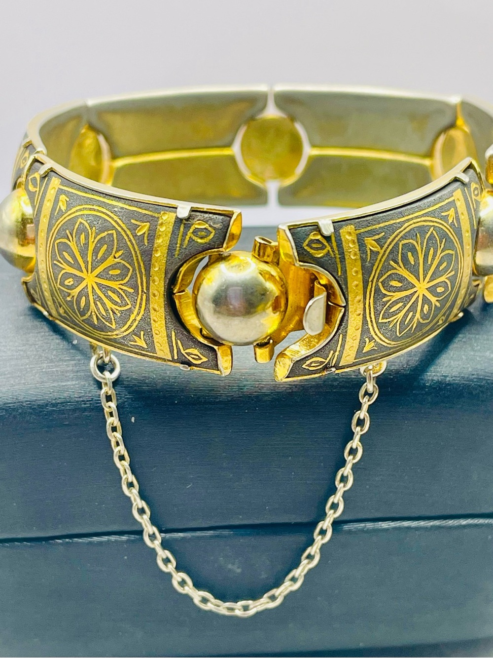 Vintage Gold-Tone Damascene Floral Motif Safety Chain Bangle Bracelet. Size 7